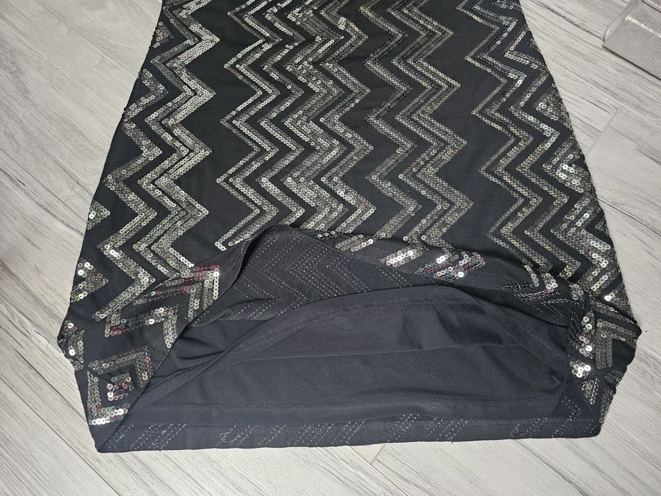 Efektowna czarna sukienka ze srebrnym cekinowym wzorem na wyjątkowe ok