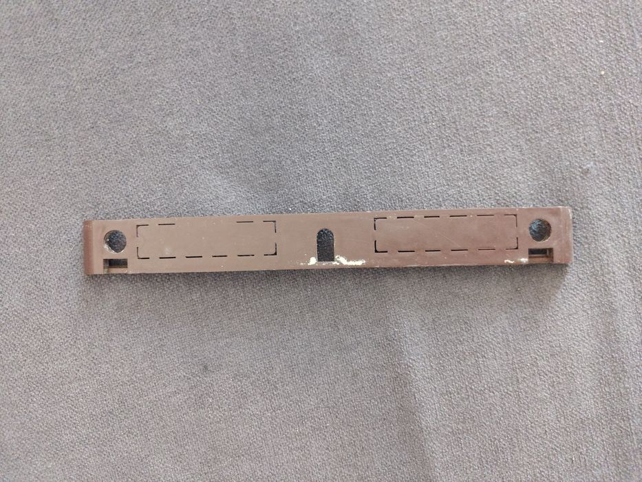 Wkładka plastikowa do zaczepu zamka brązowa