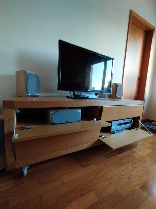 Móvel para sala de estar com rodas