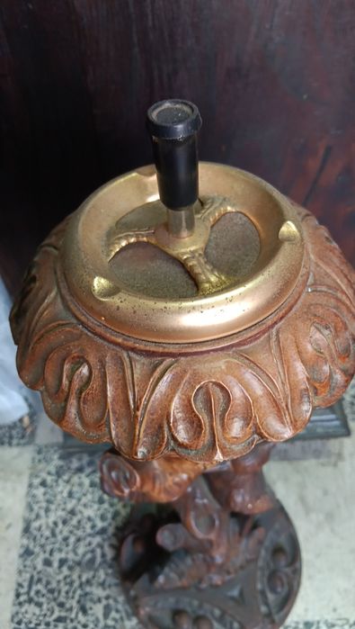 Cinzeiro de pé antigo