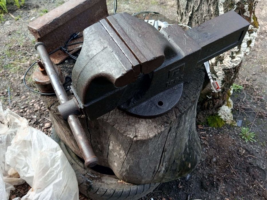 Продам слісарні тіски