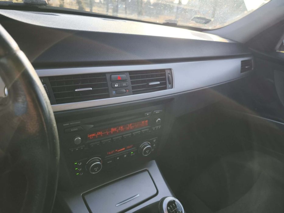 BMW E90 318i 129 KM 2007 rok sedan