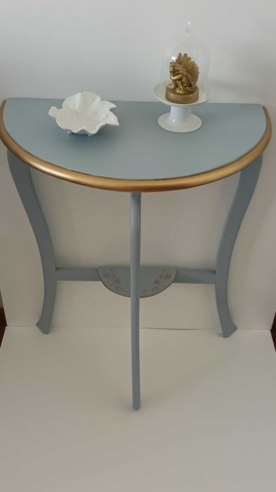 Pequena mesa/consola recuperada. Ideal para loja/montra