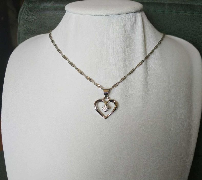 Colar Aço Prateado Coração e c/ Brilhante no Interior NOVO