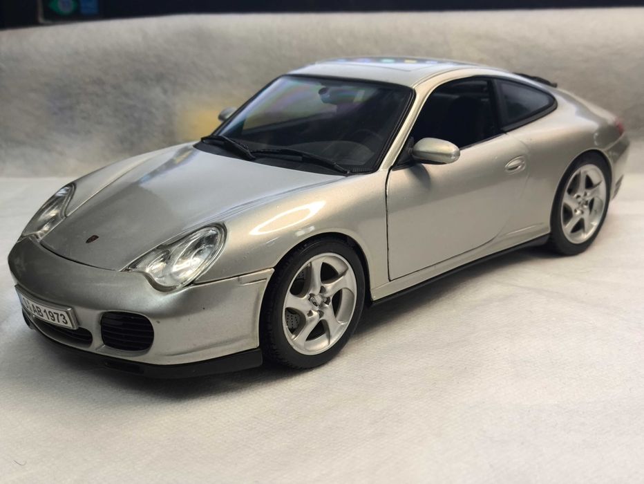 Модель Porsche 911 Carrera 4S 1/18 Maisto Thailand