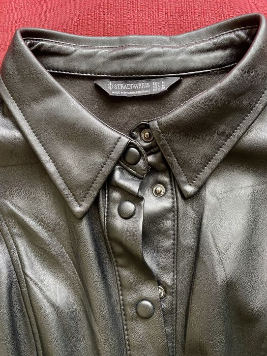 платье-рубашка черное кожанное от бренда STRADIVARIUS