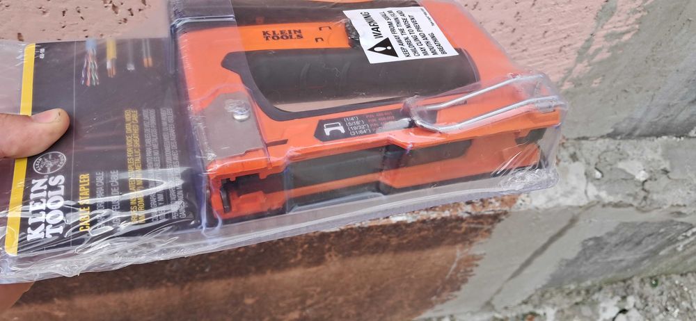 Klein Tools 450-100 Cable Stapler — ручний степлер (скобозабиватель) в упаковці.
