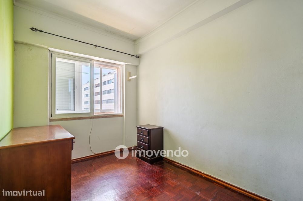 Apartamento T3, com arrecadação e boas áreas, na Estrada da Luz