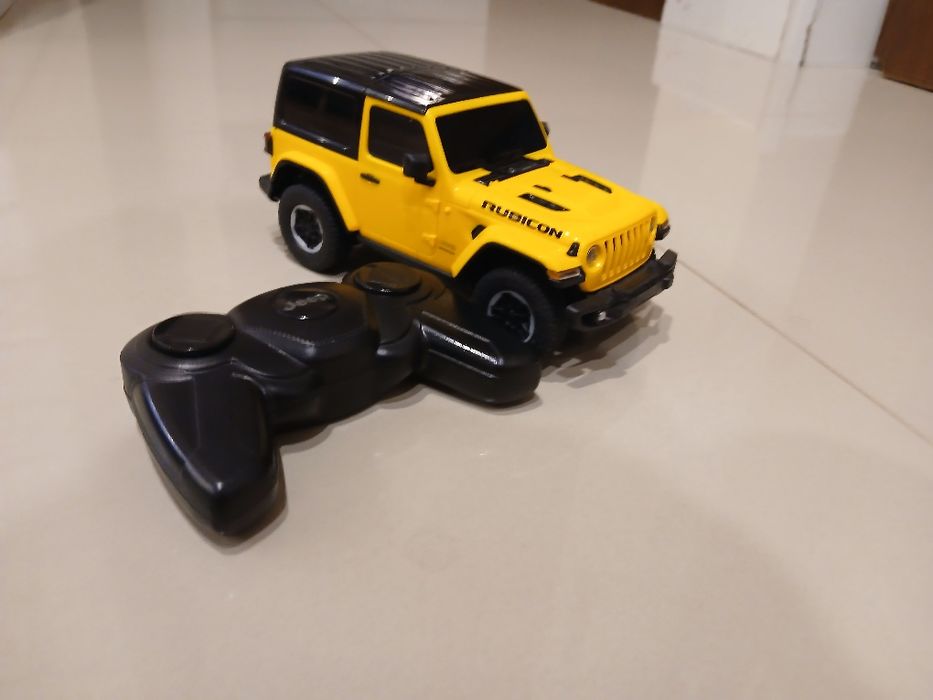 Jeep zółty sterowany na pilota.