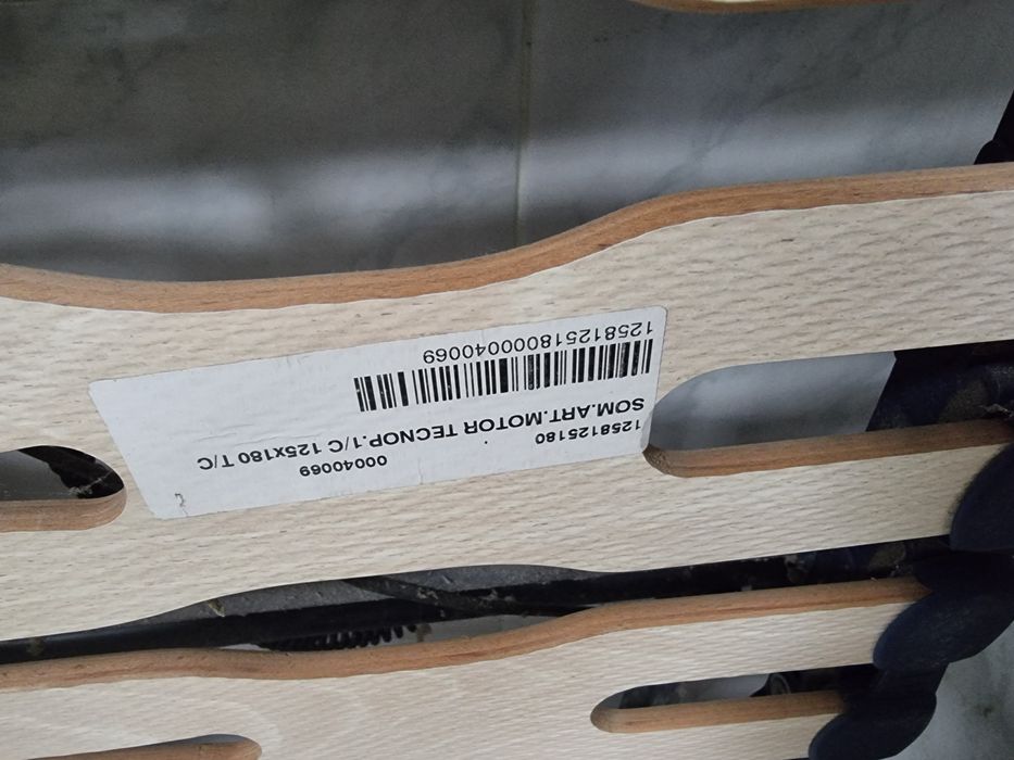 Colchão como Novo e estrado articulado com quatro pernas+ comando