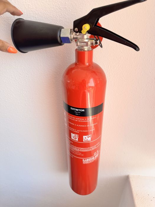 Extintor novo com placas de sinalização