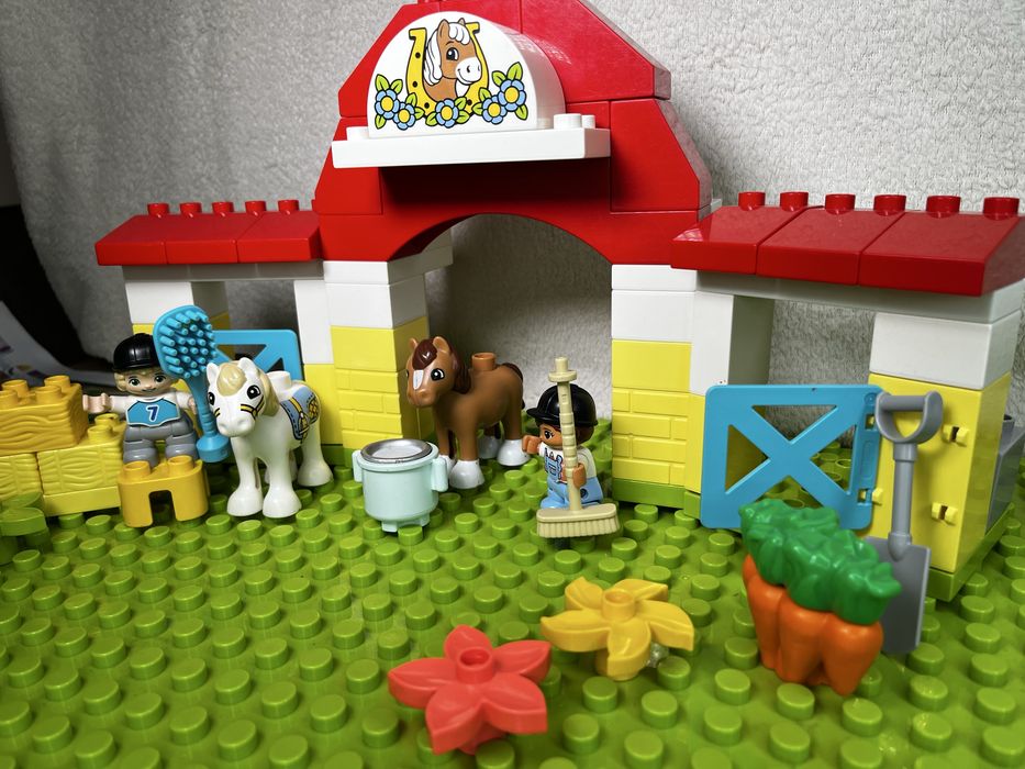 Duży zestaw Lego Duplo Stadnina i kucyki 10951
