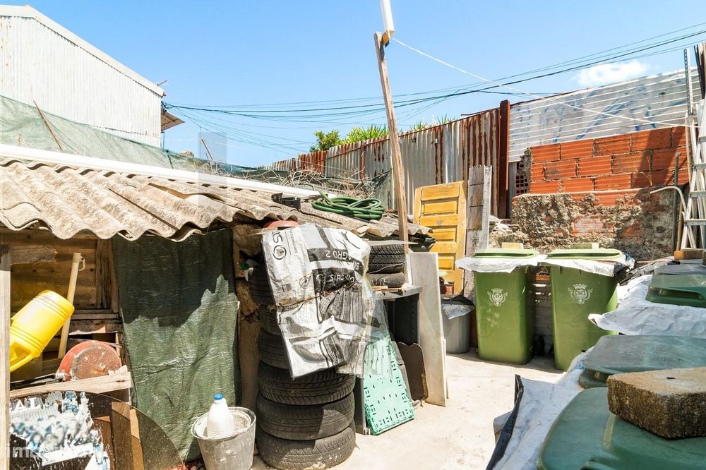 Prédio para Obras no Campo das Amoreiras, em Santa Clara – Lisboa