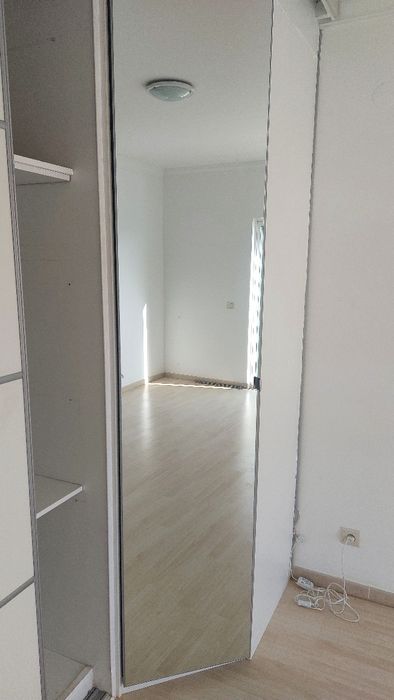 Móvel de guarda-roupa com porta espelhada