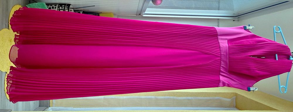 Elegancka zwiewna plisowana suknia w kolorze fuksji Coast