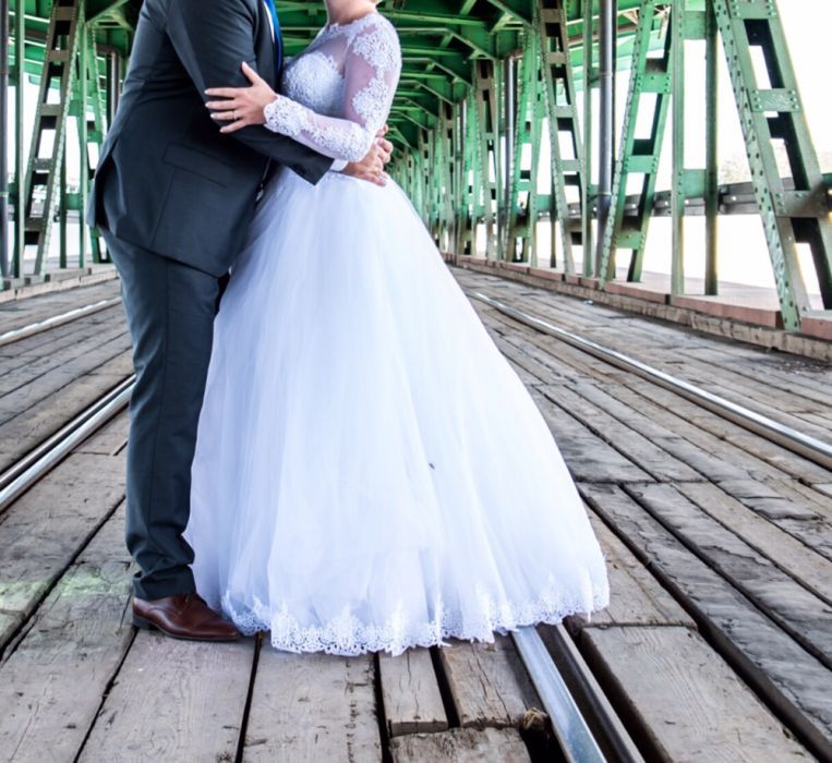 Suknia ślubna księżniczka piękna koronka długi rękaw