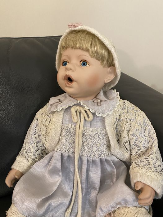 Boneca de porcelana antiga