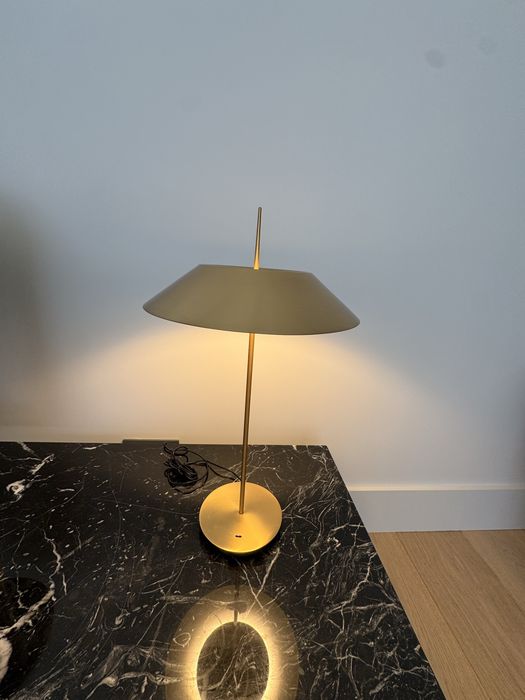 Candeeiro de mesa dourado com botão touch
