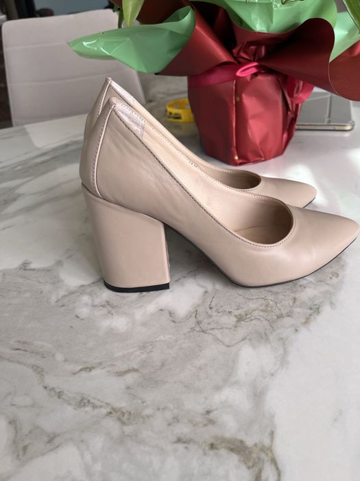 Шкіряні туфлі бежевого кольору.