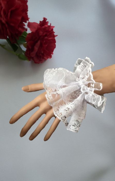 Białe, koronkowe mankiety na nadgarstek z falbanami