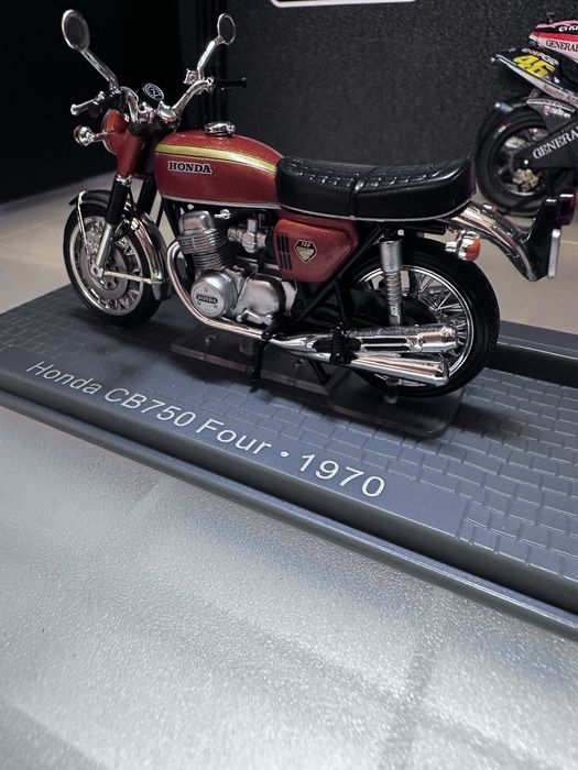 Miniatura Honda CB750 Four de 1970 Escala 1/24 made by IXO