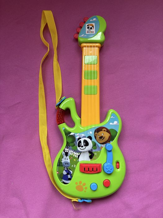 Guitarra Panda em bom estado