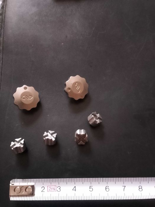 2x Gałka Newport KD.75 + 4x Blaszki stykowe mikroprzełącznika – STAN BDB