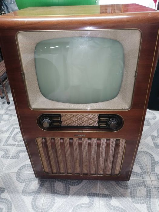 Antiga televisão móvel com rádio Alemã