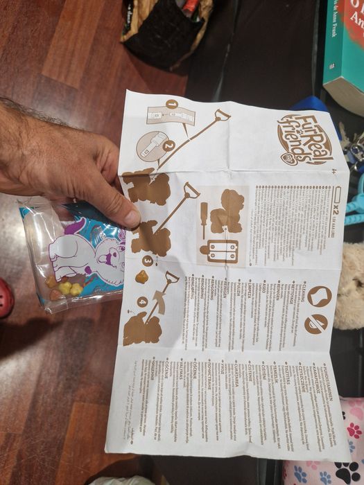 Peluches e peluche electrico que come e faz cócó