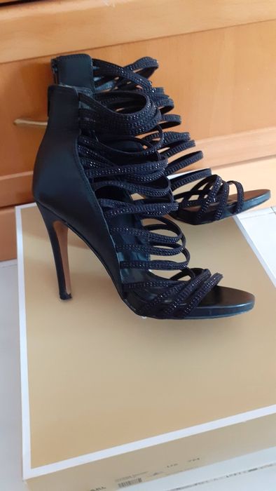 Sandálias pretas Salto Alto às tiras ( ALDO )