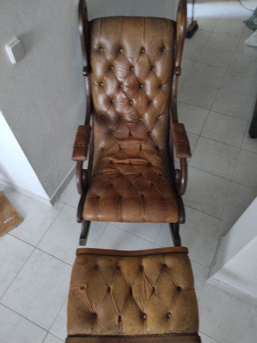 Cadeira de baloiço e repousa pés Capitoné