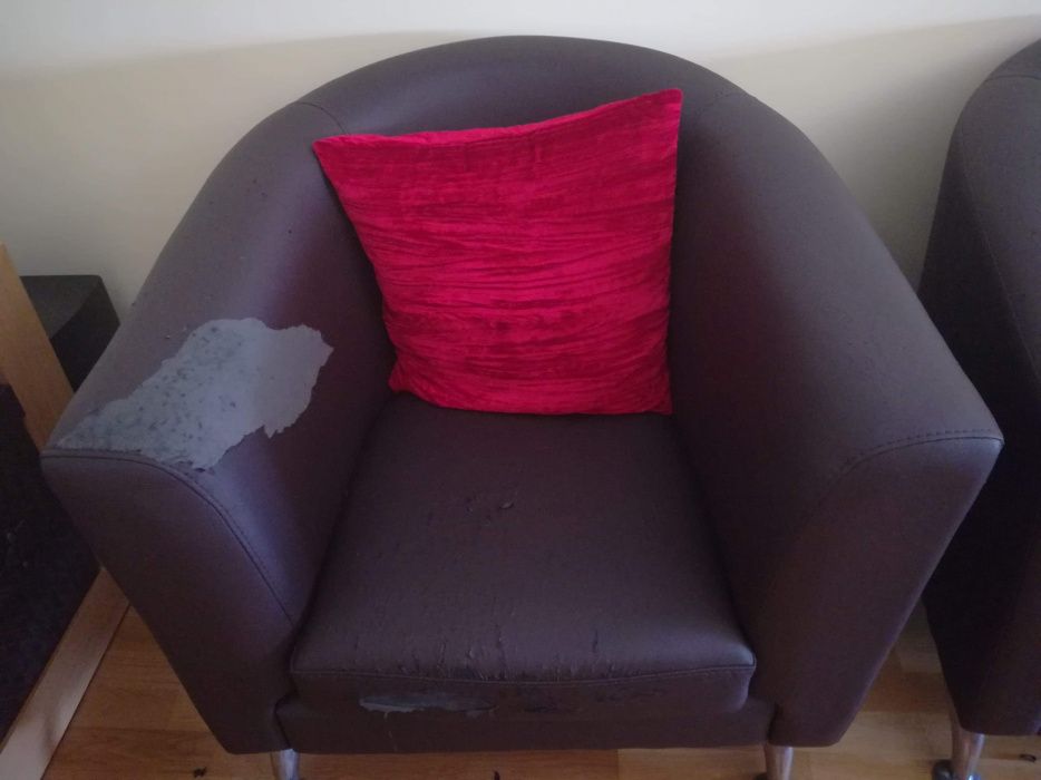 2 Poltronas de sala pele sintética dá para estofar