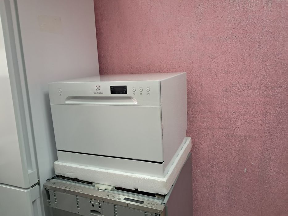 Посудомийна машина ,ELECTROLUX ESF2400 OW