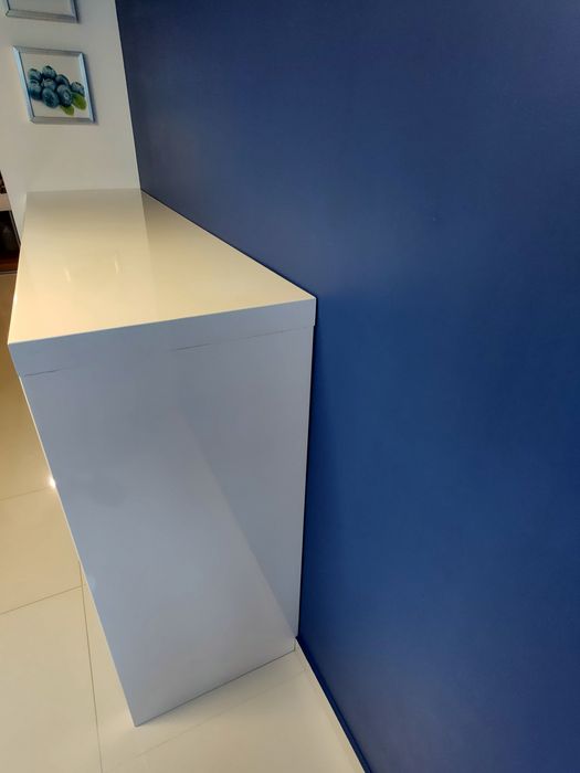 Piękny designerski biały barek do kuchni lub salonu. Stan  dobry