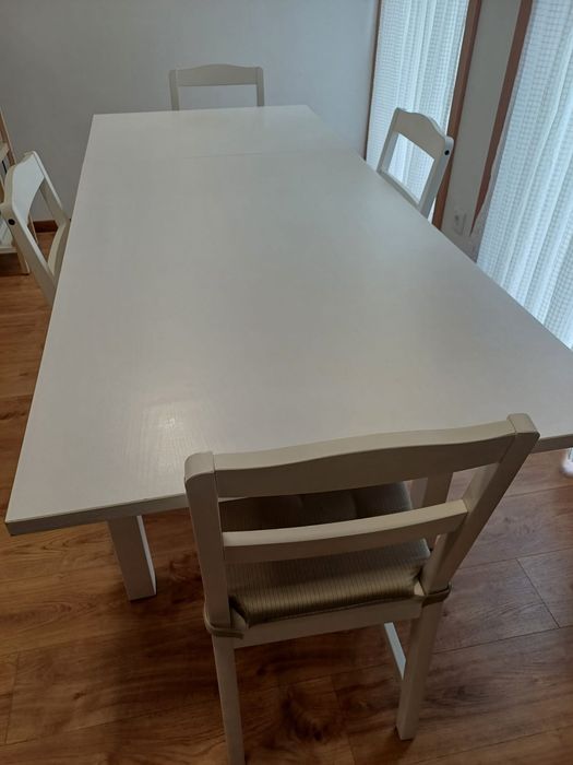 Mesa extensível com 4 cadeiras, cor branco.