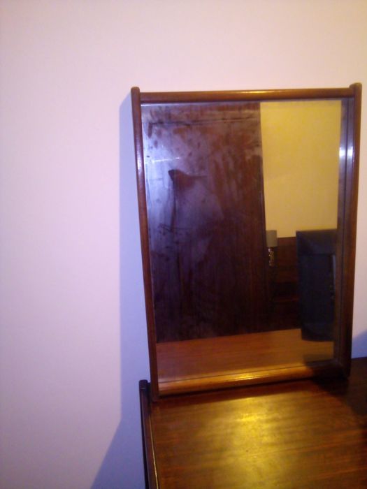 Espelho com rebordo em madeira maciça