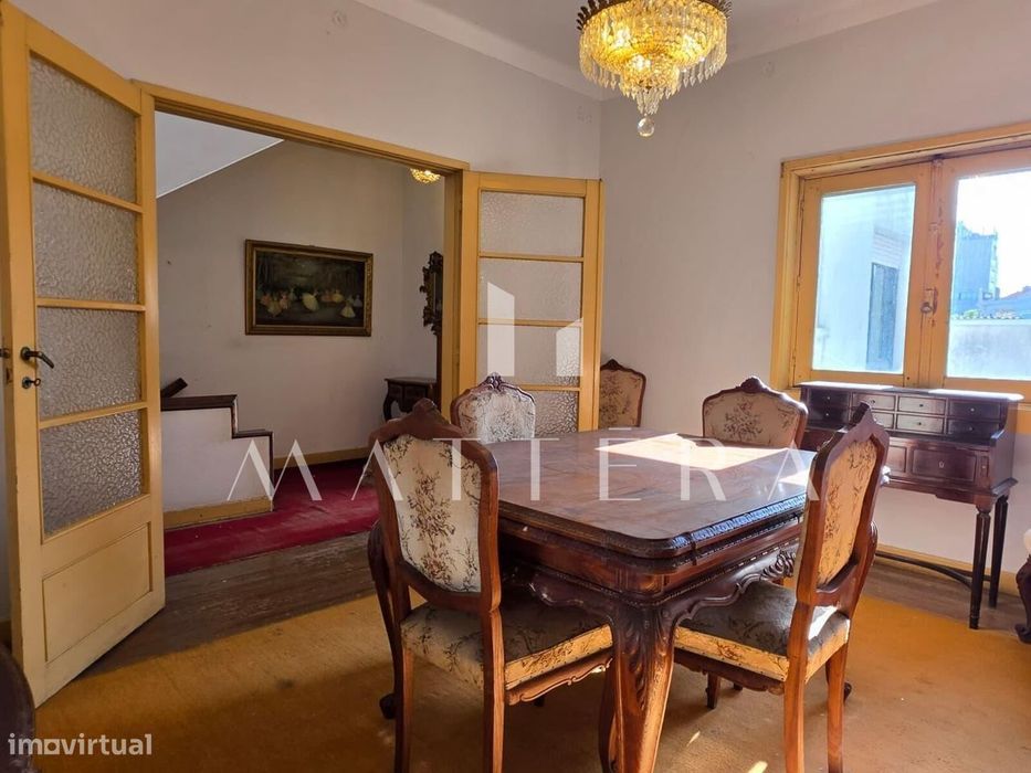 Prédio para Reabilitar com Garagem Privativa | A 2' do Metro Galiza