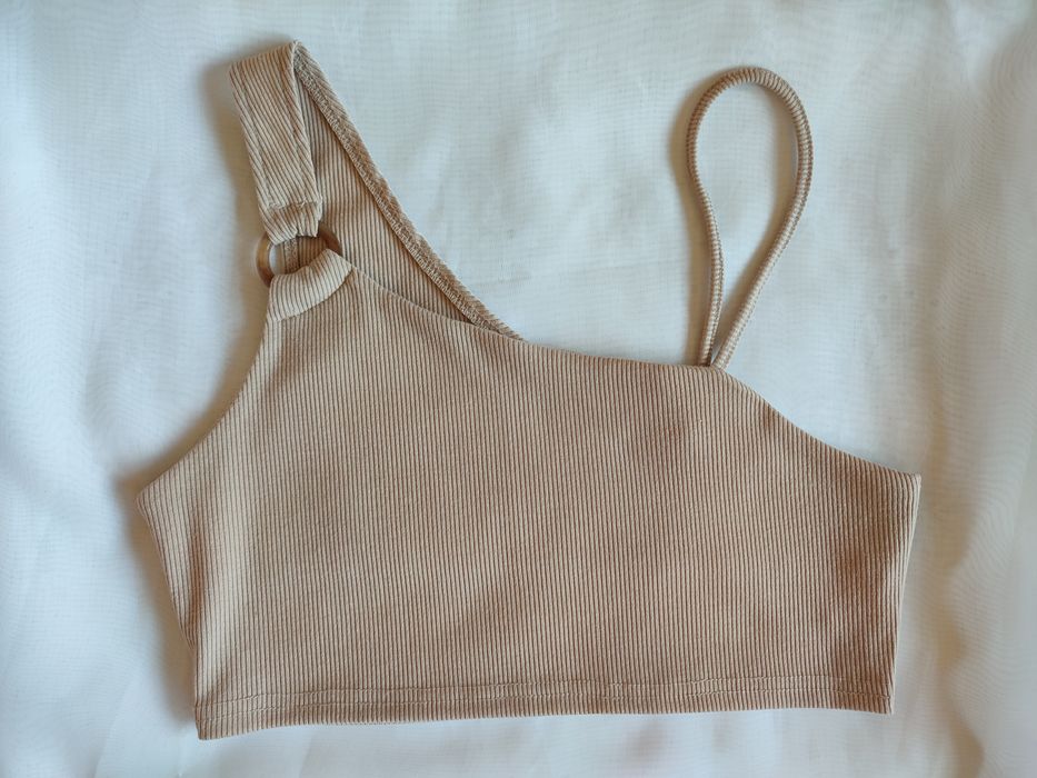 Топ Prettylittlething
В рубчик, тканина дуже приємна, 95% котон 
Обх