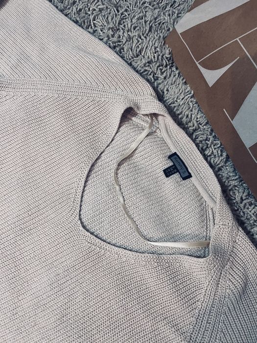 Piekny bezowy sweter rozm S v dekolt