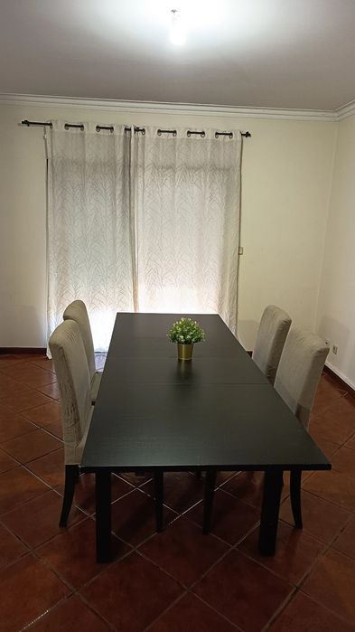 Mesa  IKEA 220x84 + 4 cadeiras. A mesa pode ficar menor. Tem duas extensões de 40x84. E se não usar as extensões a mesa mede 140x84.