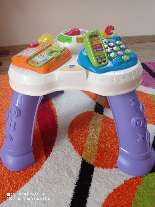 Stolik edukacyjny z telefonem