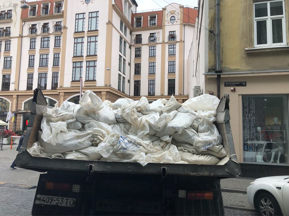 Вивіз будівельного сміття, хламу, бою, гілок. Зачистка горищ, гаражів. Доставка. Вантажники. Утилізація. Дешево