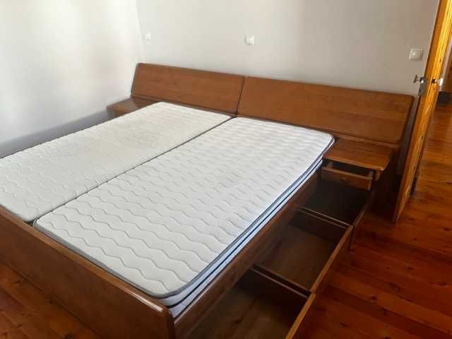 Cama Casal 2m*2m Cerne em excelente estado, com colchões como novos