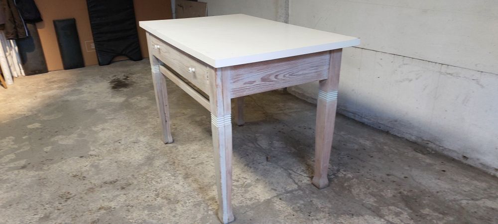 Stół kuchenny z szufladą na miski