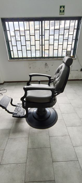 Cadeira de barbeiro  nova ,comprada e usada 3 meses ,sem danos  .