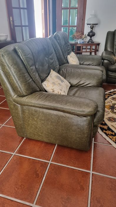Conjunto sofás em pele verde escuro