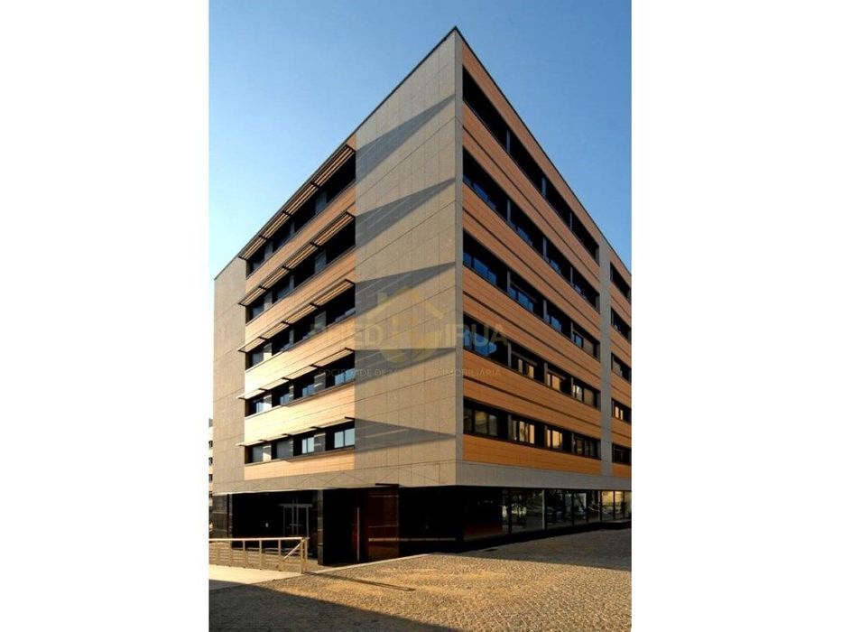 T4 de luxo semi-novo com 2 lugares de garagem e arrumos