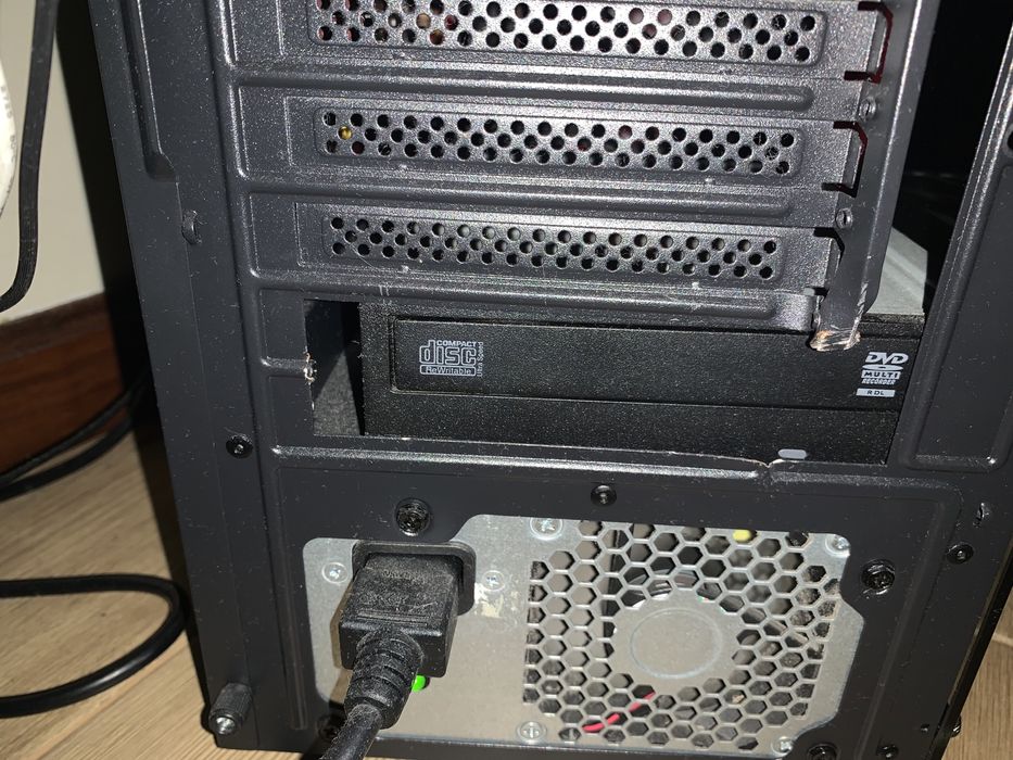 Pc torre +monitor +secretaria