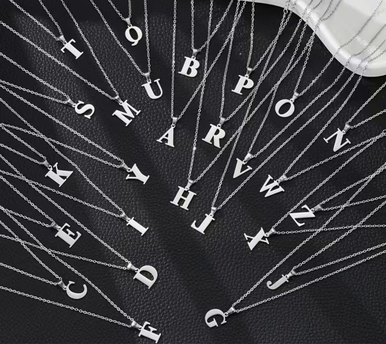 Підвіска на шию з літерою