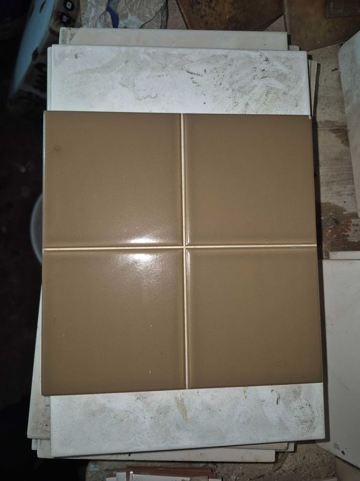 Lote 28 Azulejos 20x20 cm – Castanho Chocolate (Novos/Stock)